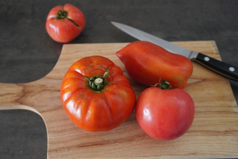Tomaten suf Schneidbrett