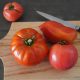Tomaten suf Schneidbrett
