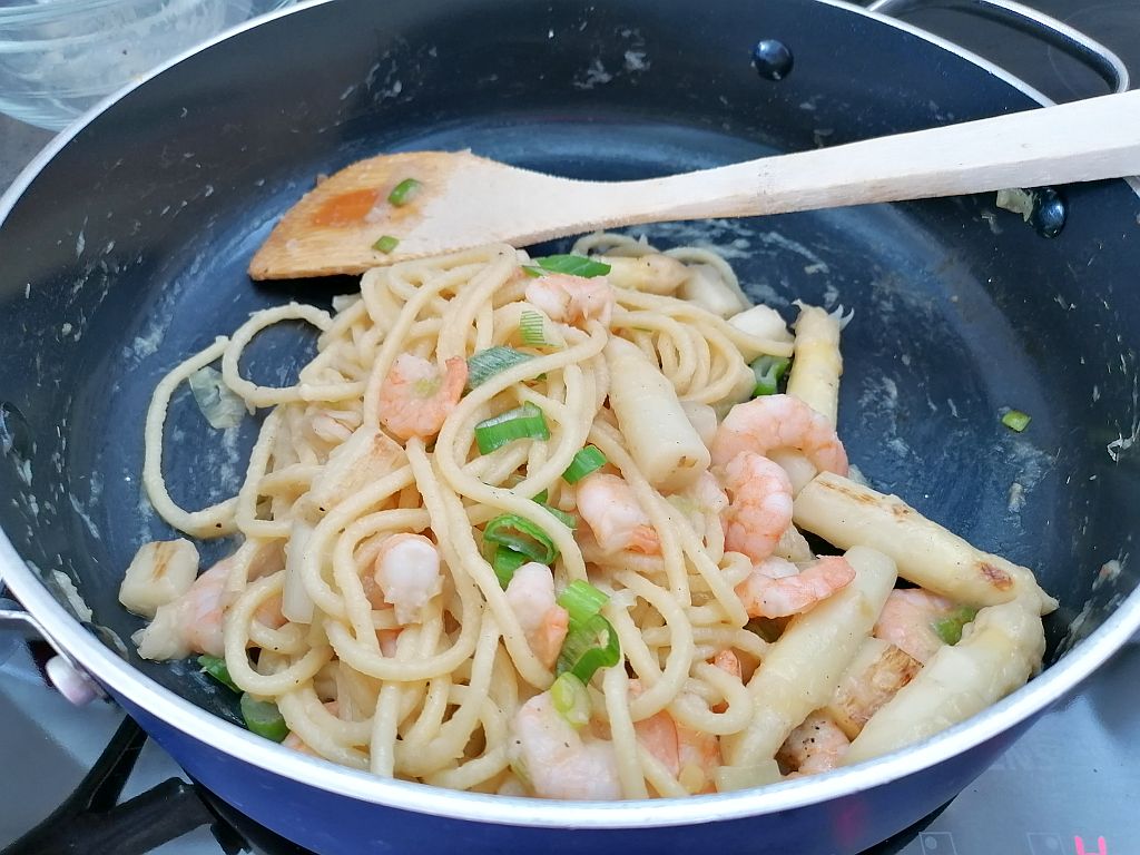 Spargel und Shrimps auf Pasta