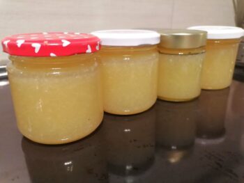 Zitronenmarmelade im Glas