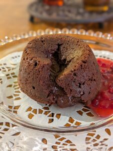 Schokoküchlein innen flüssig mit Preiselbeeren