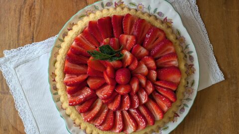 Erdbeertorte mit Biskuit und Schokoganache