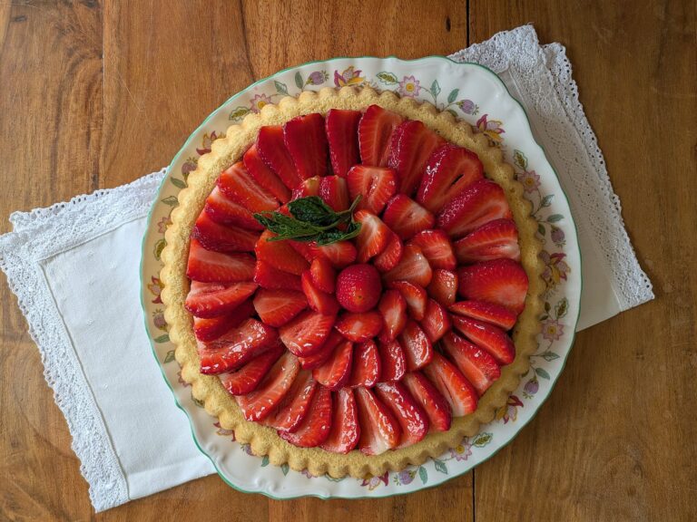 Erdbeertorte mit Biskuit und Schokoganache
