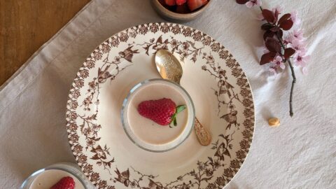 Haselnuss-Panna cotta mit Erdbeeren