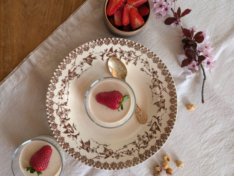Haselnuss-Panna cotta mit Erdbeeren