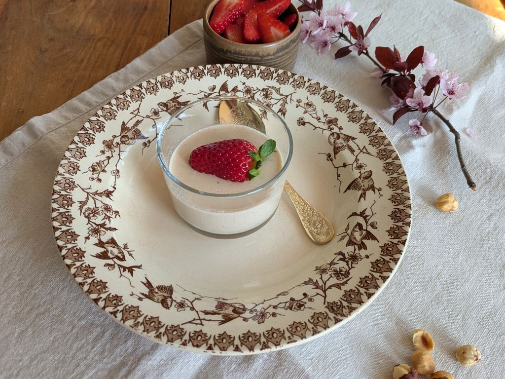 Haselnuss-Panna cotta mit frischen Erdbeeren