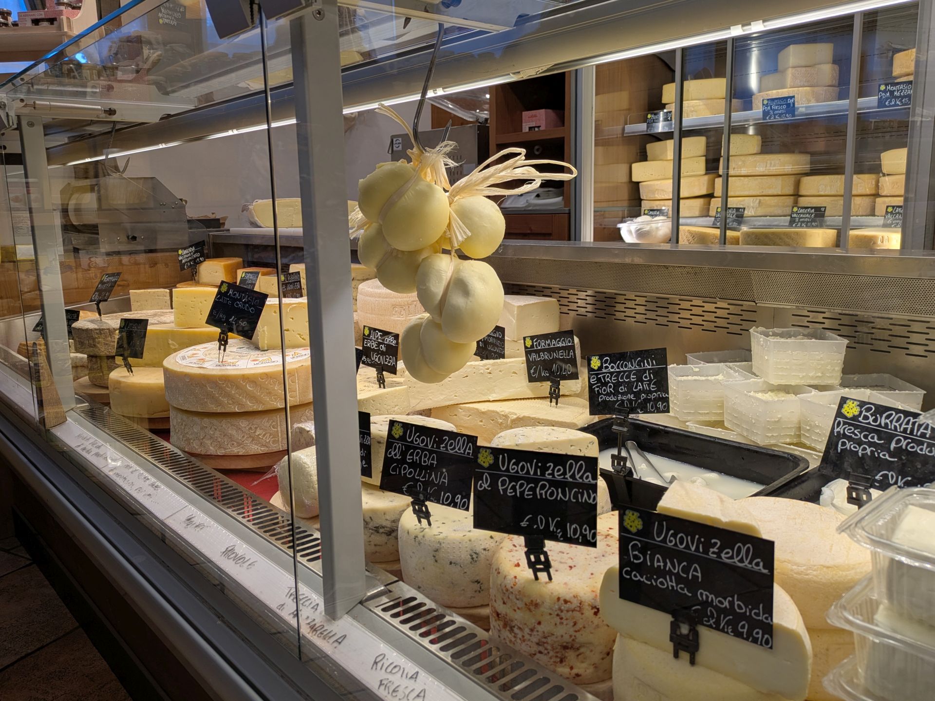 Großes Käseangebot in Ugovizza