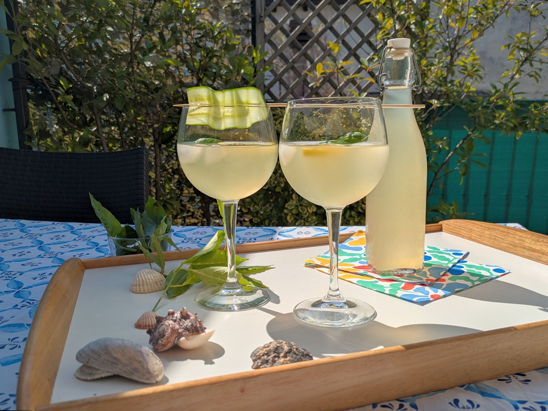Zitronenlimonade mit Basilikum und Gurke