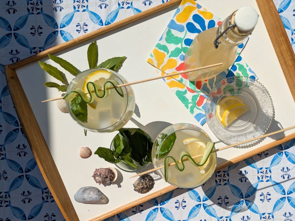 Zitronenlimonade mit Basilikum und Gurke