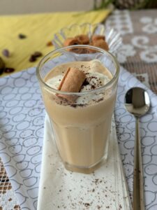 Cremiger Eiskaffee gerührt