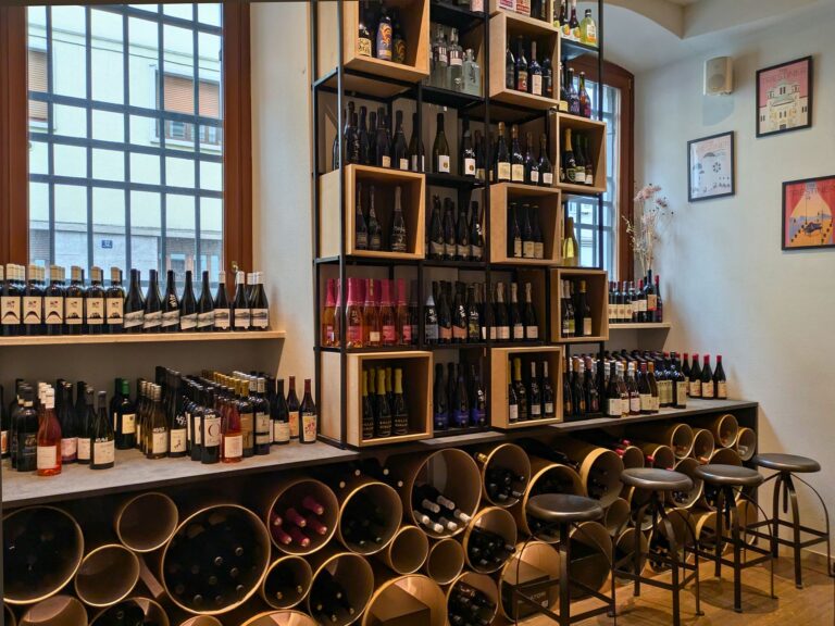 Raps Triest Weinregal